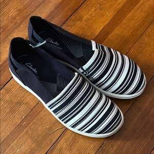 Clarks Cloudsteppers Women’s Size 9 Navy and White Slip-On Shoes New!